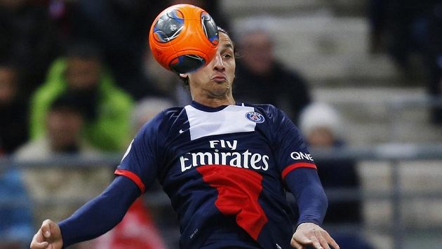 Kanonýr PSG Zlatan Ibrahimovic se pokouší zkrotit míč v utkání s Remeší. Kanonýr PSG Zlatan Ibrahimovic se pokouší zkrotit míč v utkání s Remeší.