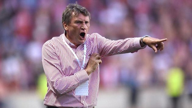 Slávistický kouč Miroslav Beránek během utkání 2. kola Synot ligy s Baníkem Ostrava. Slávistický kouč Miroslav Beránek během utkání 2. kola Synot ligy s Baníkem Ostrava.