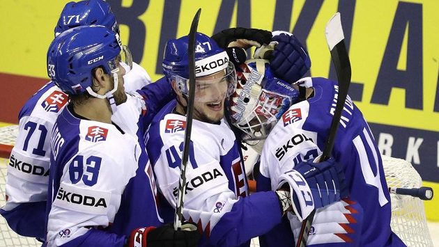 Slovenská hokejová radost po vítězství nad USA v utkání mistrovství světa. Slovenská hokejová radost po vítězství nad USA v utkání mistrovství světa.