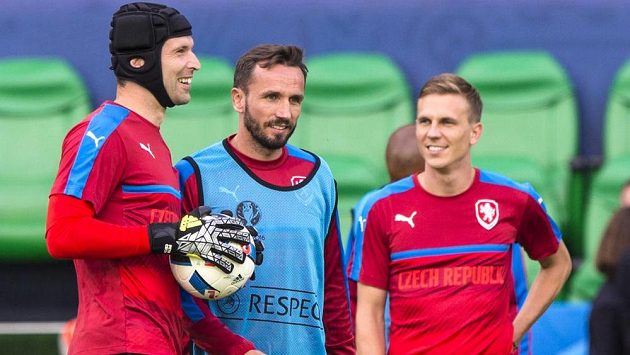 Čeští fotbalisté na tréninku před zápasem s Chorvatskem. Zleva brankář Petr Čech, obránce Tomáš Sivok a záložník Bořek Dočkal. Čeští fotbalisté na tréninku před zápasem s Chorvatskem. Zleva brankář Petr Čech, obránce Tomáš Sivok a záložník Bořek Dočkal.