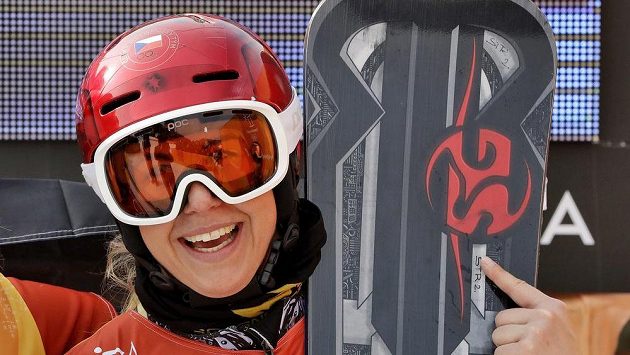 Ester Ledecká po vítězství v paralelním obřím slalomu snowboardistek. Ester Ledecká po vítězství v paralelním obřím slalomu snowboardistek.