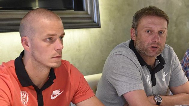Zleva kapitán brněnských fotbalistů Petr Pavlík a trenér Svatopluk Habanec. Zleva kapitán brněnských fotbalistů Petr Pavlík a trenér Svatopluk Habanec.