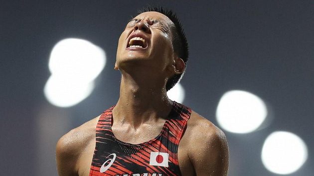 Japonec Yusuke Suzuki po vítězství závodu na 50 km v Dauhá. Japonec Yusuke Suzuki po vítězství závodu na 50 km v Dauhá.