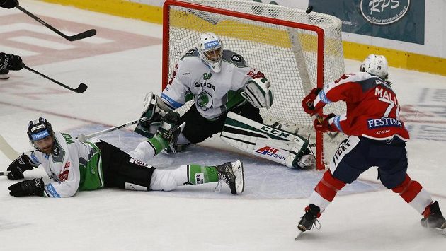 Alexandre Mallet ještě jako hráč Pardubic pálí na boleslavského brankáře Jana Lukáše. Alexandre Mallet ještě jako hráč Pardubic pálí na boleslavského brankáře Jana Lukáše.