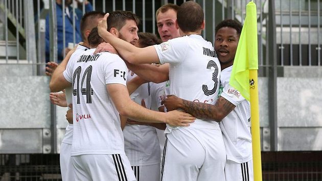 Karvinští fotbalisté se radují z úvodní branky v utkání baráže o první fotbalovou ligu. Karvinští fotbalisté se radují z úvodní branky v utkání baráže o první fotbalovou ligu.