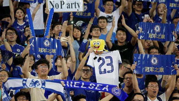 Fanoušci Chelsea během zápasu Blues s Arsenalem na asijském turné. Fanoušci Chelsea během zápasu Blues s Arsenalem na asijském turné.