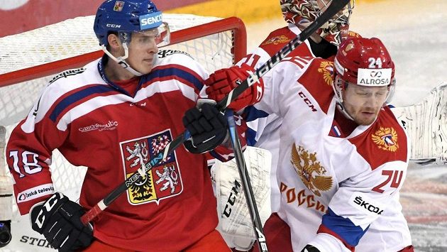 Dominik Kubalík (vlevo) a Rus Vasilij Tokranov v utkání turnaje Karjala. Dominik Kubalík (vlevo) a Rus Vasilij Tokranov v utkání turnaje Karjala.