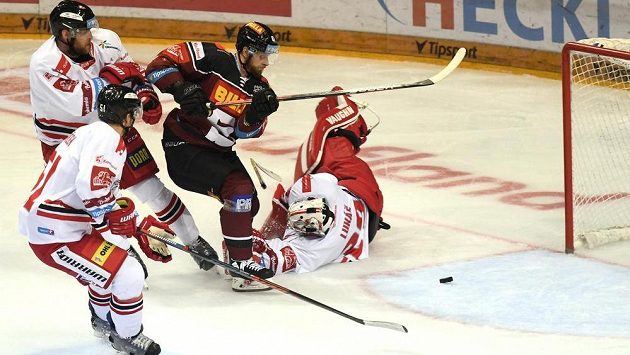 Brankář Olomouce Jan Lukáš inkasuje branku, uprostřed autor gólu Jan Buchtele ze Sparty. Dole vlevo Jan Švrček z Olomouce a nahoře David Škůrek z Olomouce. Brankář Olomouce Jan Lukáš inkasuje branku, uprostřed autor gólu Jan Buchtele ze Sparty. Dole vlevo Jan Švrček z Olomouce a nahoře David Škůrek z Olomouce.