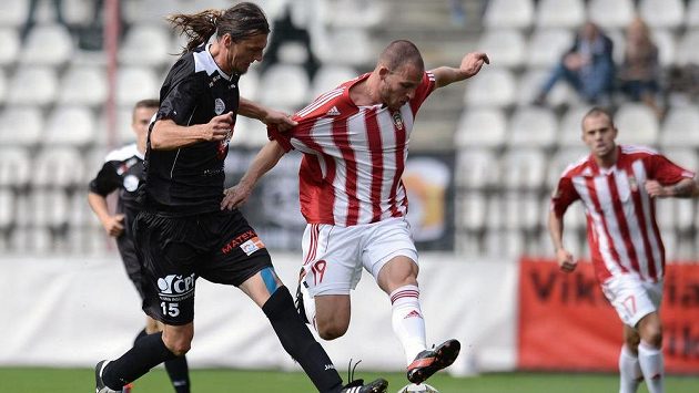 Hradecký obránce Adrian Rolko (vlevo) a Jiří Böhm ze Žižkova. Hradecký obránce Adrian Rolko (vlevo) a Jiří Böhm ze Žižkova.