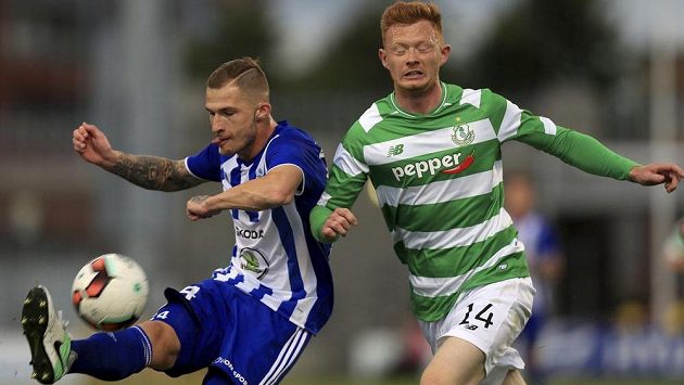 Mladoboleslavský Pavel Čmovš (vlevo) odvrací míč před domácím Garym Shawem. Mladoboleslavský Pavel Čmovš (vlevo) odvrací míč před domácím Garym Shawem.