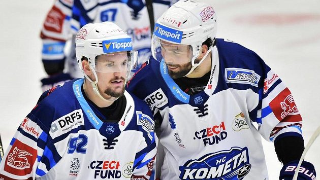 Radost hokejistů Komety. Petr Holík a střelec druhé branky Peter Schneider oslavují vítězný gól Brna. Radost hokejistů Komety. Petr Holík a střelec druhé branky Peter Schneider oslavují vítězný gól Brna.
