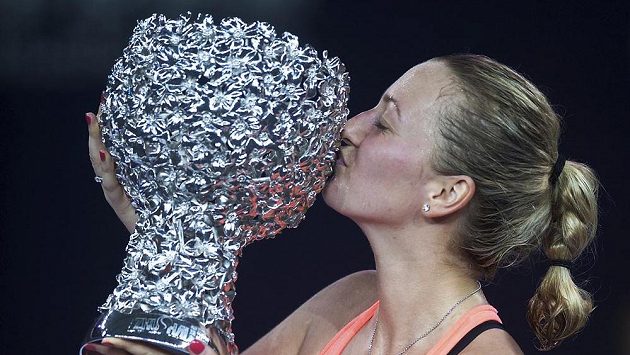 Petra Kvitová s vytouženou trofejí. Petra Kvitová s vytouženou trofejí.
