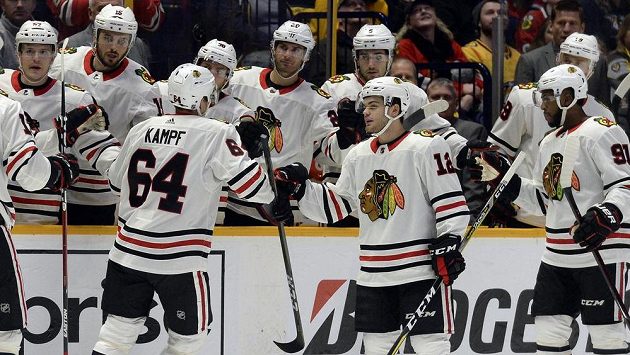 Centr Chicaga Blackhawks David Kämpf (64) přijímá gratulace od spoluhráčů poté, co se trefil proti Nahvillu. Centr Chicaga Blackhawks David Kämpf (64) přijímá gratulace od spoluhráčů poté, co se trefil proti Nahvillu.