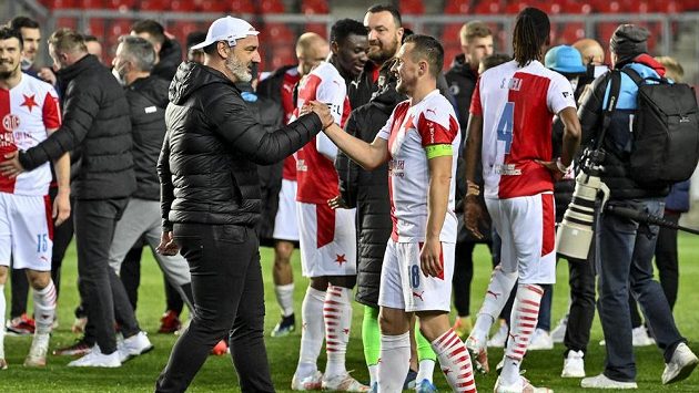 Fotbalisté Slavie se radují ze zisku třetího mistrovského titulu v řadě. Vpředu je trenér Jindřich Trpišovský a kapitán Jan Bořil. Fotbalisté Slavie se radují ze zisku třetího mistrovského titulu v řadě. Vpředu je trenér Jindřich Trpišovský a kapitán Jan Bořil.