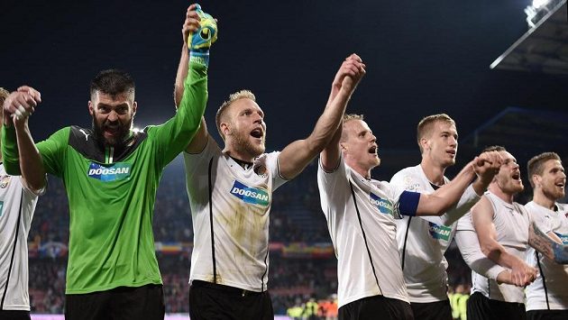 Plzeňští fotbalisté zleva Matúš Kozáčik, Daniel Kolář, David Limberský a Jan Baránek slaví vítězství na Letné, které Viktorii nasměrovalo za mistrovským titulem. Plzeňští fotbalisté zleva Matúš Kozáčik, Daniel Kolář, David Limberský a Jan Baránek slaví vítězství na Letné, které Viktorii nasměrovalo za mistrovským titulem.