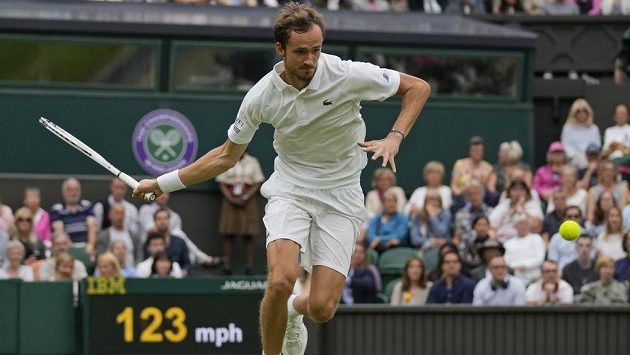 Ruský tenista Daniil Medveděv vypadl v osmifinále Wimbledonu s Polákem Hubertem Hurkaczem. Ruský tenista Daniil Medveděv vypadl v osmifinále Wimbledonu s Polákem Hubertem Hurkaczem.