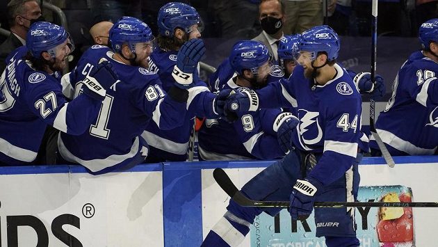 Český obránce Tampy Bay Lightning Jan Rutta (44) slaví u střídačky svůj gól do sítě NY Islanders v semifinále NHL. Český obránce Tampy Bay Lightning Jan Rutta (44) slaví u střídačky svůj gól do sítě NY Islanders v semifinále NHL.
