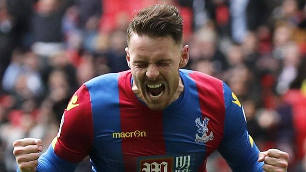 Connor Wickham z Crystal Palace se raduje z jednoho z gólů proti Watfordu. Connor Wickham z Crystal Palace se raduje z jednoho z gólů proti Watfordu.