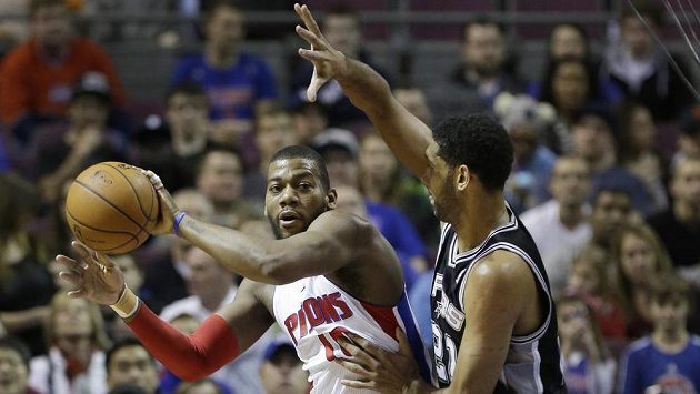 Greg Monroe (vlevo) z Detroitu se snaží vyzrát na Tima Duncana ze San Antonia. Greg Monroe (vlevo) z Detroitu se snaží vyzrát na Tima Duncana ze San Antonia.