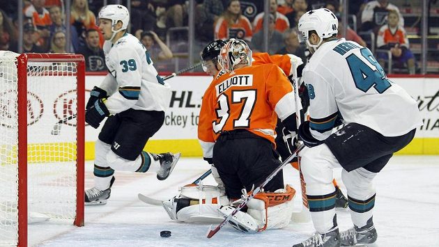 Puk už míří ven z branky Philadelphie, vlevo autor gólu San Jose Logan Couture (39), vpravo Tomáš Hertl, mezi nimi brankář Flyers Brian Elliott. Puk už míří ven z branky Philadelphie, vlevo autor gólu San Jose Logan Couture (39), vpravo Tomáš Hertl, mezi nimi brankář Flyers Brian Elliott.