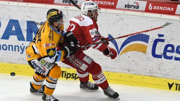 Litvínovský forvard Rostislav Martynek (vlevo) a Peter Hraško ze Slavie v baráži o extraligu. Ilustrační snímek. Litvínovský forvard Rostislav Martynek (vlevo) a Peter Hraško ze Slavie v baráži o extraligu. Ilustrační snímek.