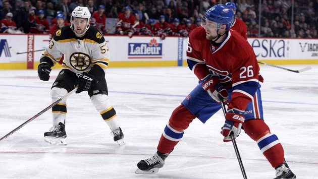 Útočník Montrealu Jiří Sekáč (vpravo) drží puk v utkání s Bostonem. Vlevo přihlíží forvard Bruins Seth Griffith. Útočník Montrealu Jiří Sekáč (vpravo) drží puk v utkání s Bostonem. Vlevo přihlíží forvard Bruins Seth Griffith.
