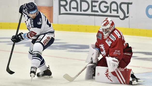 Rastislav Dej z Vítkovic a brankář Třince Patrik Bartošák v akci během utkání hokejové extraligy. Rastislav Dej z Vítkovic a brankář Třince Patrik Bartošák v akci během utkání hokejové extraligy.