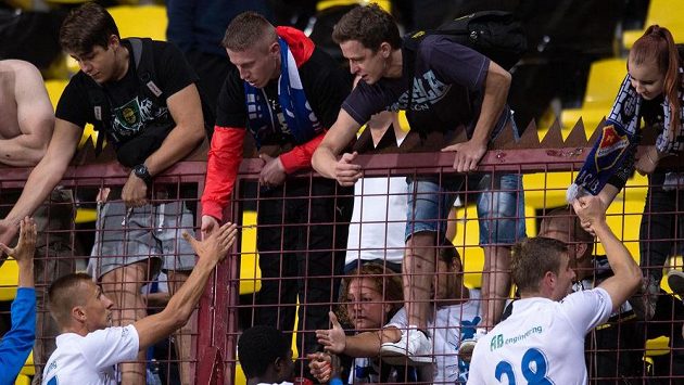 Fotbalisté Baníku Ostrava Namir Alispahič (vlevo), Francis Narh (uprostřed) a Martin Kouřil se zdraví s fanoušky po utkání na Dukle. Fotbalisté Baníku Ostrava Namir Alispahič (vlevo), Francis Narh (uprostřed) a Martin Kouřil se zdraví s fanoušky po utkání na Dukle.