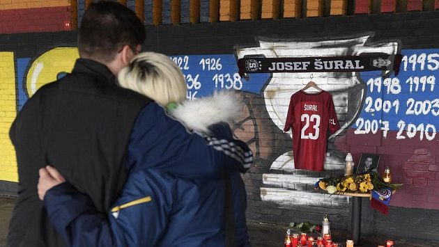 Pietní místo na památku fotbalisty Josefa Šurala, který zemřel v Turecku po nehodě minibusu, vzniklo v pondělí u stadionu pražské Sparty, v jejímž dresu hrál. Pietní místo na památku fotbalisty Josefa Šurala, který zemřel v Turecku po nehodě minibusu, vzniklo v pondělí u stadionu pražské Sparty, v jejímž dresu hrál.