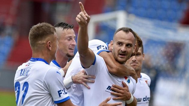 Autor gólu David Lischka z Ostravy (vpravo) se raduje se spoluhráči. Autor gólu David Lischka z Ostravy (vpravo) se raduje se spoluhráči.