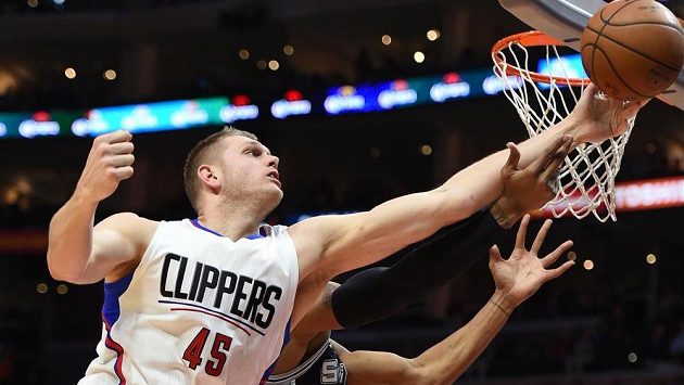 Cole Aldrich z Los Angeles Clippers v souboji s Davidem Westem ze San Antonia. Cole Aldrich z Los Angeles Clippers v souboji s Davidem Westem ze San Antonia.