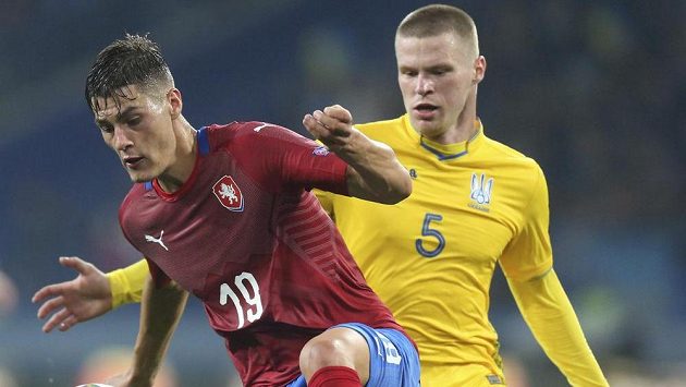 Patrik Schick (vlevo) v souboji s ukrajinským zadákem Mykytou Burdou. Patrik Schick (vlevo) v souboji s ukrajinským zadákem Mykytou Burdou.