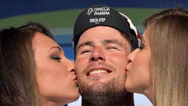 Britský cyklista Cavendish si užívá polibků od hostesek po vítězství v šesté etapě Tirreno-Adriatico. Britský cyklista Cavendish si užívá polibků od hostesek po vítězství v šesté etapě Tirreno-Adriatico.