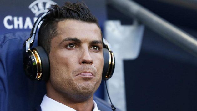 Cristiano Ronaldo z Realu jen v roli diváka před zahájením semifinálového duelu na Etihad Stadium. Cristiano Ronaldo z Realu jen v roli diváka před zahájením semifinálového duelu na Etihad Stadium.