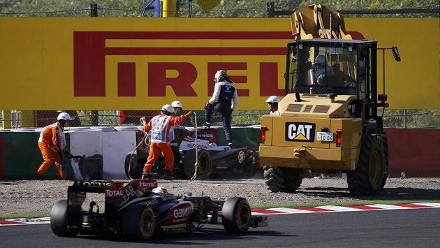 Pastor Maldonado z Venezuely (vzadu vpravo) opouští své vozidlo během tréninku na VC Japonska v Suzuce. Pastor Maldonado z Venezuely (vzadu vpravo) opouští své vozidlo během tréninku na VC Japonska v Suzuce.