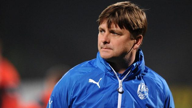 Trenér Viktorie Plzeň Dušan Uhrin během předzápasového tréninku na stadiónu Stade de Garland před úvodním utkáním osmifinále Evropské ligy s Lyonem. Trenér Viktorie Plzeň Dušan Uhrin během předzápasového tréninku na stadiónu Stade de Garland před úvodním utkáním osmifinále Evropské ligy s Lyonem.