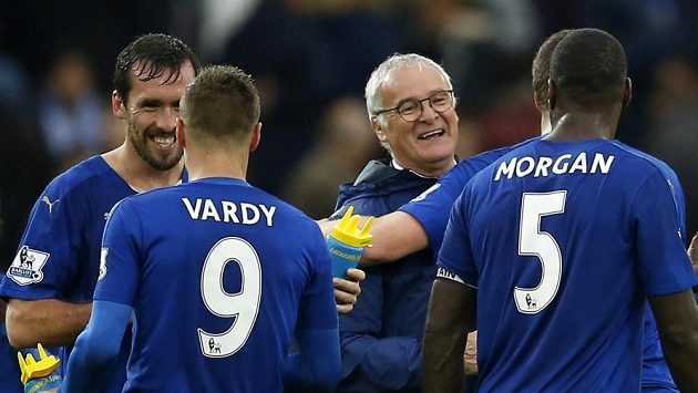 Trenér Leicesteru Claudio Ranieri se svými svěřenci. Trenér Leicesteru Claudio Ranieri se svými svěřenci.