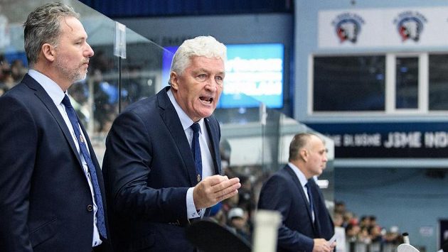 Trenér Miloš Říha starší se svým synem - asistentem na střídačce českého nároďáku. Trenér Miloš Říha starší se svým synem - asistentem na střídačce českého nároďáku.