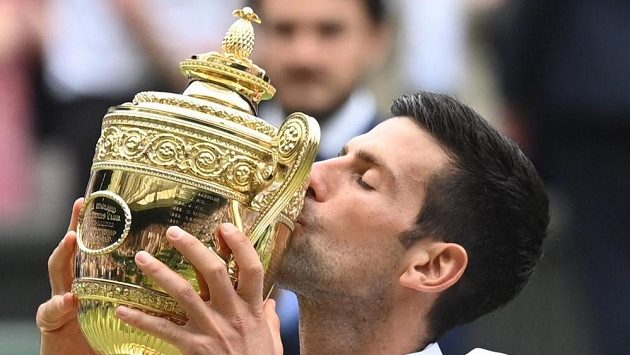 Novak Djokovič pošesté v kariéře vybojoval trofej pro vítěze Wimbledonu. Novak Djokovič pošesté v kariéře vybojoval trofej pro vítěze Wimbledonu.