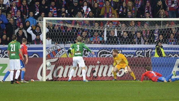 Tomáš Hořava (vpravo ležící) z Plzně vstřelil první branku utkání s Jabloncem. Tomáš Hořava (vpravo ležící) z Plzně vstřelil první branku utkání s Jabloncem.
