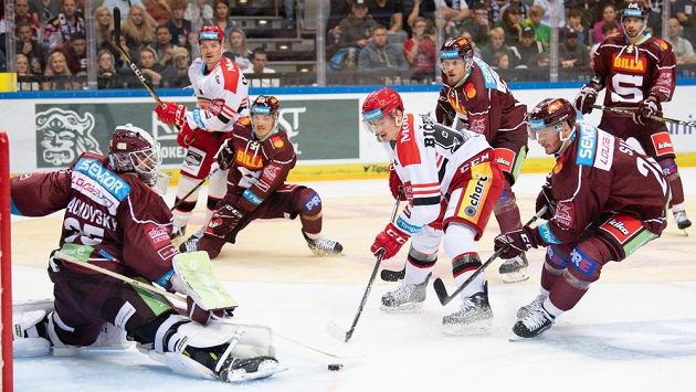 Brankář Sparty Matěj Machovský, Maris Bičevskis z Hradce Králové a Blaž Gregorc ze Sparty během utkání 1. kola Tipsport extraligy. Brankář Sparty Matěj Machovský, Maris Bičevskis z Hradce Králové a Blaž Gregorc ze Sparty během utkání 1. kola Tipsport extraligy.
