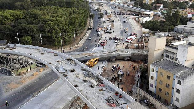 V brazilském Belo Horizonte se zřítil rozestavěný most. V brazilském Belo Horizonte se zřítil rozestavěný most.