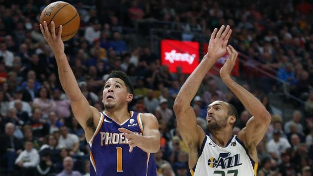 Devin Booker (vlevo) z Phoenixu bojuje pod košem s Rudym Gobertem z Utahu. Devin Booker (vlevo) z Phoenixu bojuje pod košem s Rudym Gobertem z Utahu.