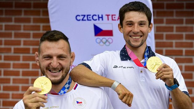 Judista Lukáš Krpálek (vlevo) a vodní slalomář Jiří Prskavec se zlatými medailemi z olympijských her v Tokiu. Judista Lukáš Krpálek (vlevo) a vodní slalomář Jiří Prskavec se zlatými medailemi z olympijských her v Tokiu.