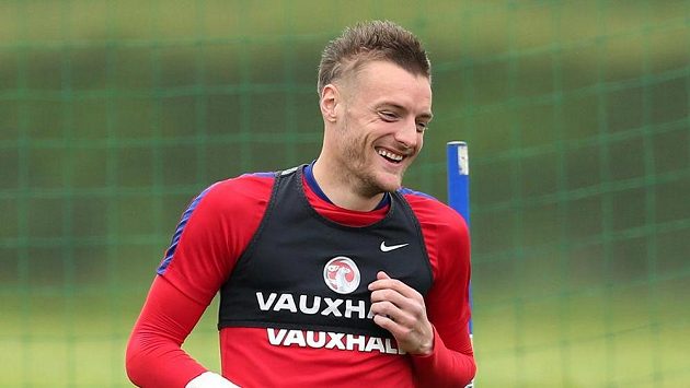 Jamie Vardy se rozhodne o svém dalším působišti až po konci mistrovství Evropy. Jamie Vardy se rozhodne o svém dalším působišti až po konci mistrovství Evropy.