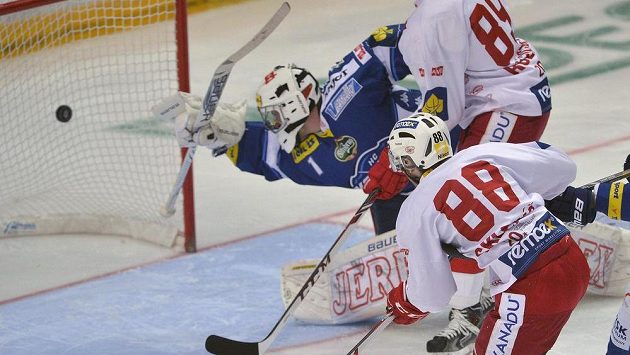 Jakub Sklenář ze Slavie (vpravo) dává gól brankáři Marku Čiliakovi z Brna (vlevo). Jakub Sklenář ze Slavie (vpravo) dává gól brankáři Marku Čiliakovi z Brna (vlevo).