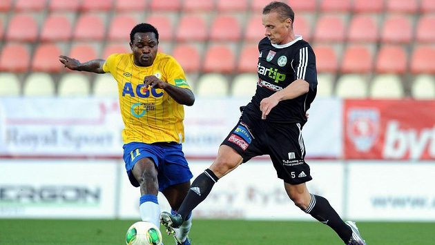 Eugéne Salami (vlevo) bojuje o míč s příbramským stoperem Tomášem Zápotočným. Eugéne Salami (vlevo) bojuje o míč s příbramským stoperem Tomášem Zápotočným.