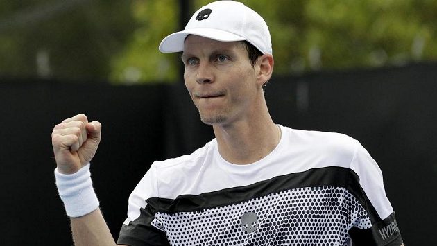 Český tenista Tomáš Berdych a jeho vítězné gesto po utkání s Robinem Haasem na Australian Open. Český tenista Tomáš Berdych a jeho vítězné gesto po utkání s Robinem Haasem na Australian Open.