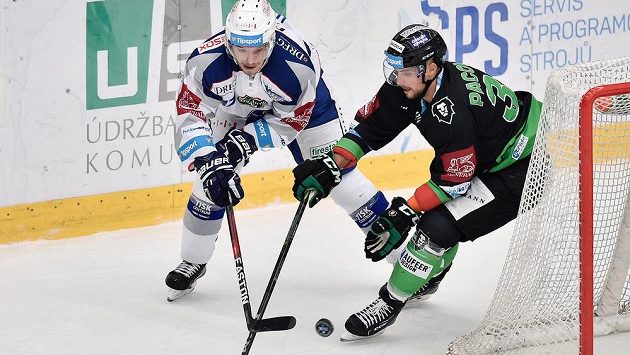 Dominik Pacovský (vpravo) z Mladé Boleslavi atakuje Marcela Haščáka z Brna v utkání 16. kola extraligy. Dominik Pacovský (vpravo) z Mladé Boleslavi atakuje Marcela Haščáka z Brna v utkání 16. kola extraligy.