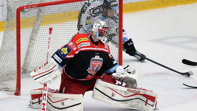 Boleslavský útočník Martin Látal (vzadu) střílí gól. Branku Hradce neuhlídal Ondřej Kacetl. Boleslavský útočník Martin Látal (vzadu) střílí gól. Branku Hradce neuhlídal Ondřej Kacetl.